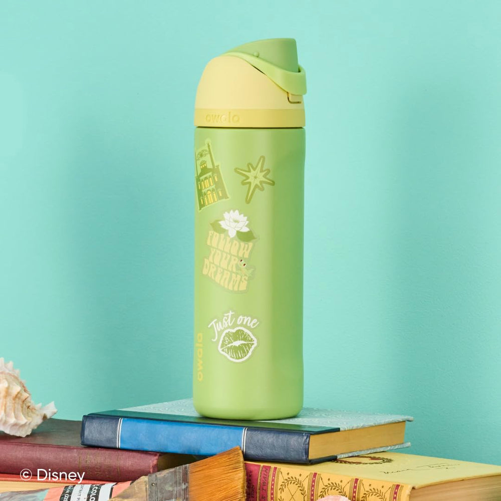 Owala Princess Tiana junto a un vaso para comparar tamaño