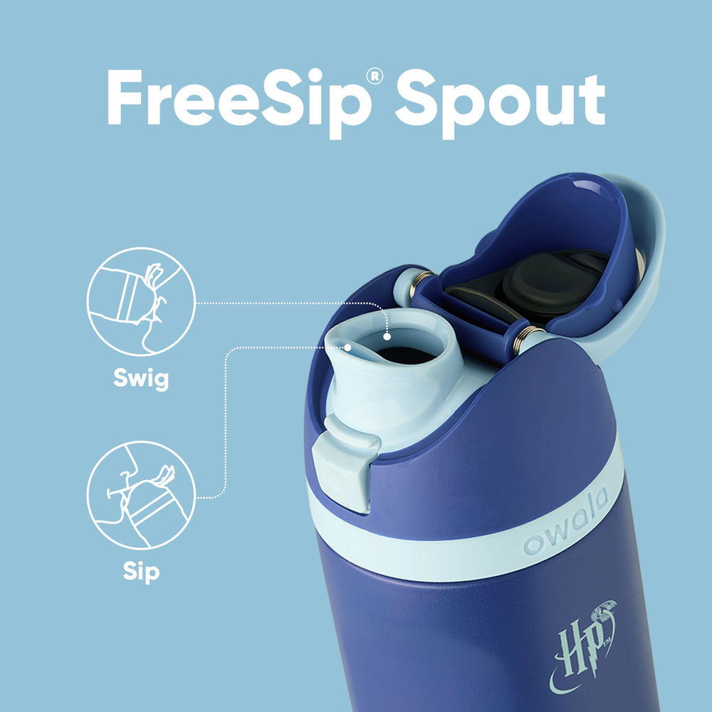 Owala Ravenclaw primer plano de tapa FreeSip con botón, mantiene boquilla limpia