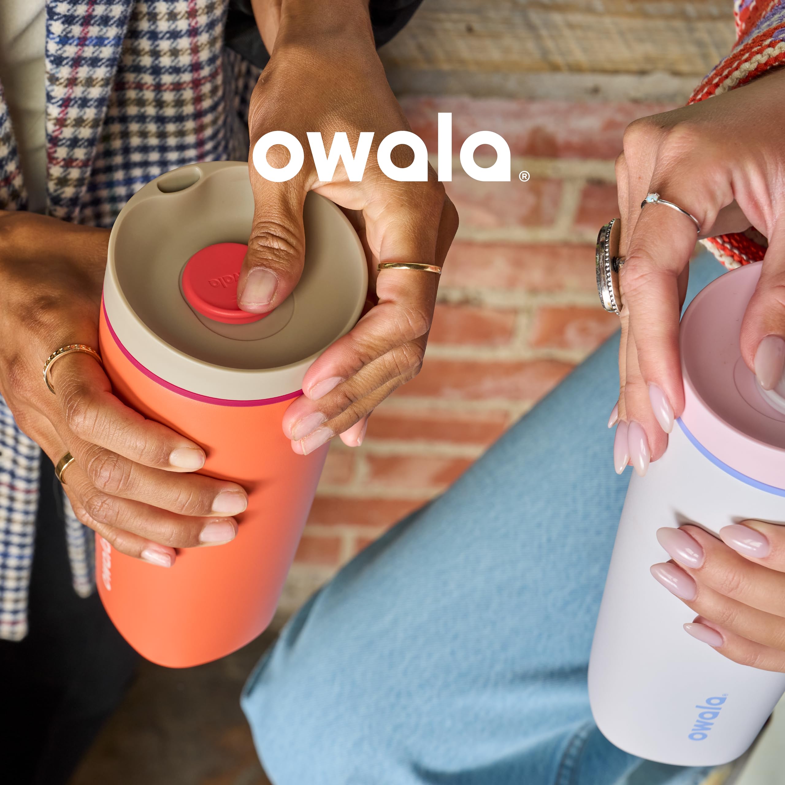 Owala comparación tamaño 12 oz junto a taza para referencia de capacidad