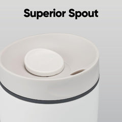 Owala SmoothSip Slider en mano para demostrar agarre cómodo y tamaño