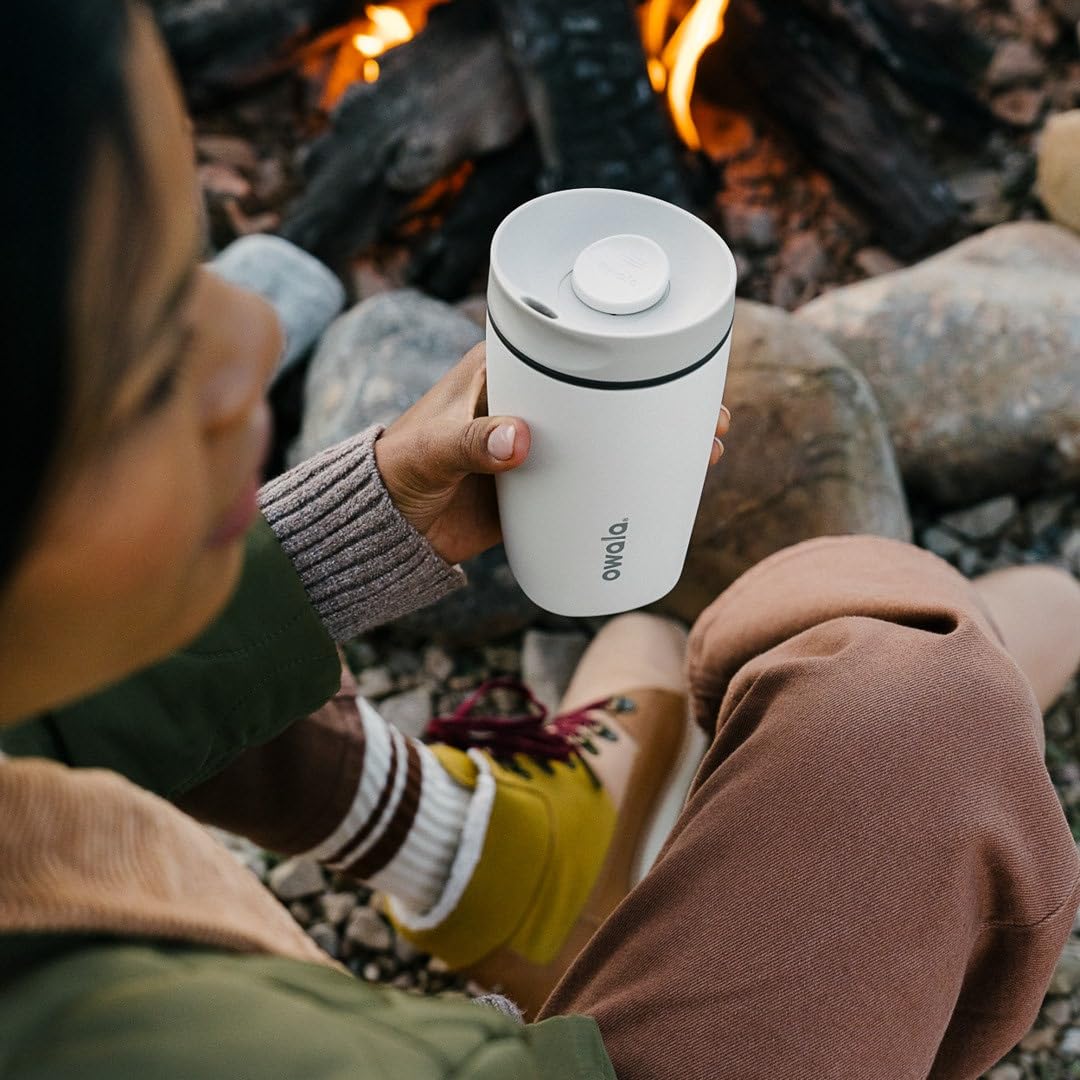 Owala SmoothSip Slider en ambiente de café realza movilidad y conveniencia