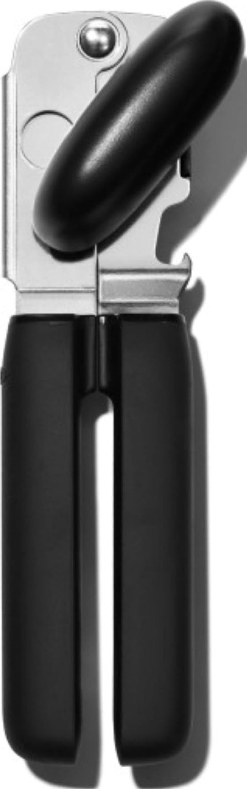 OXO abrelatas frontal mostrando diseño ergonómico y uso cómodo