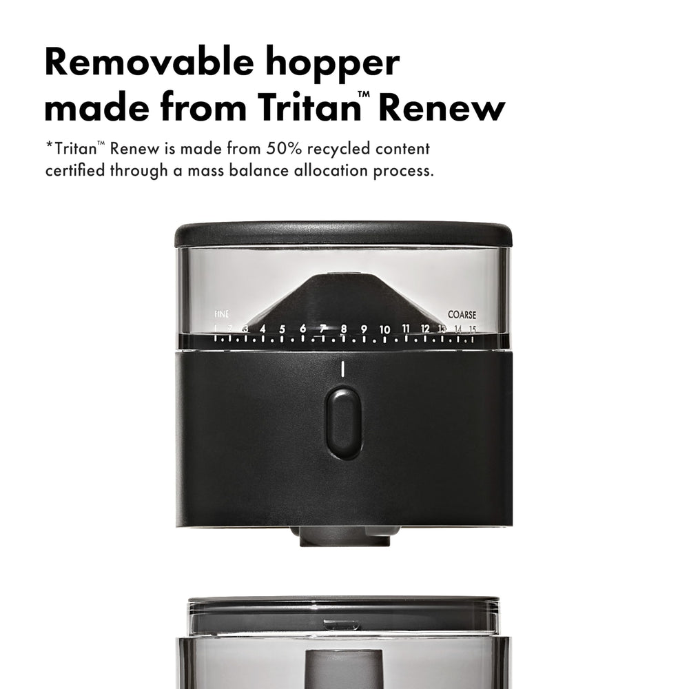 OXO Brew comparación de tamaño con taza para visualizar escala compacta
