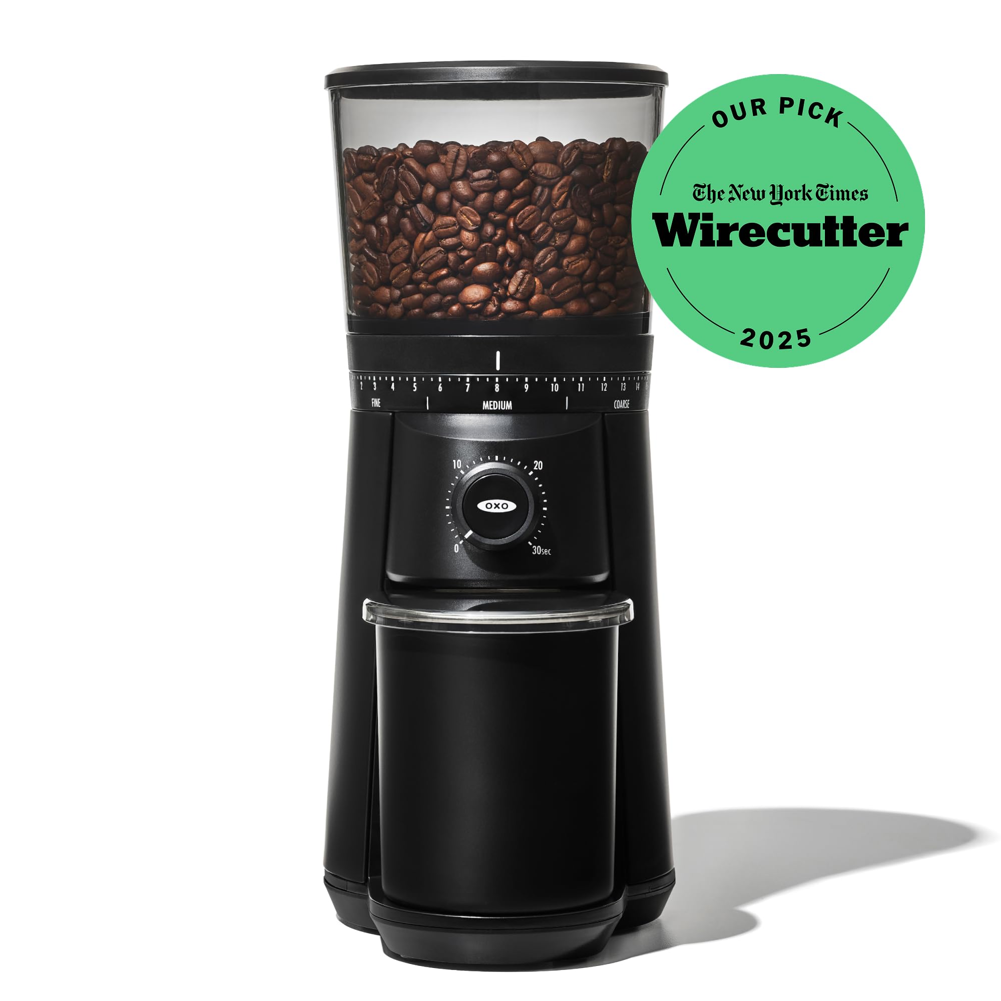 OXO Brew junto a taza para comparación de tamaño y escala práctica