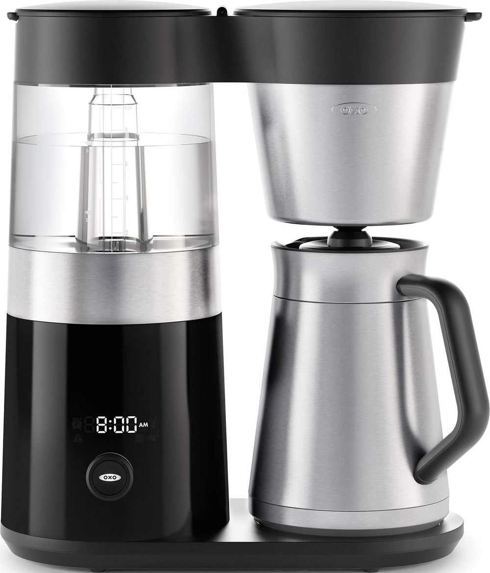 OXO Brew vista frontal con jarra de acero, mantiene café caliente