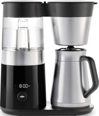 OXO Brew vista frontal con jarra de acero, mantiene café caliente