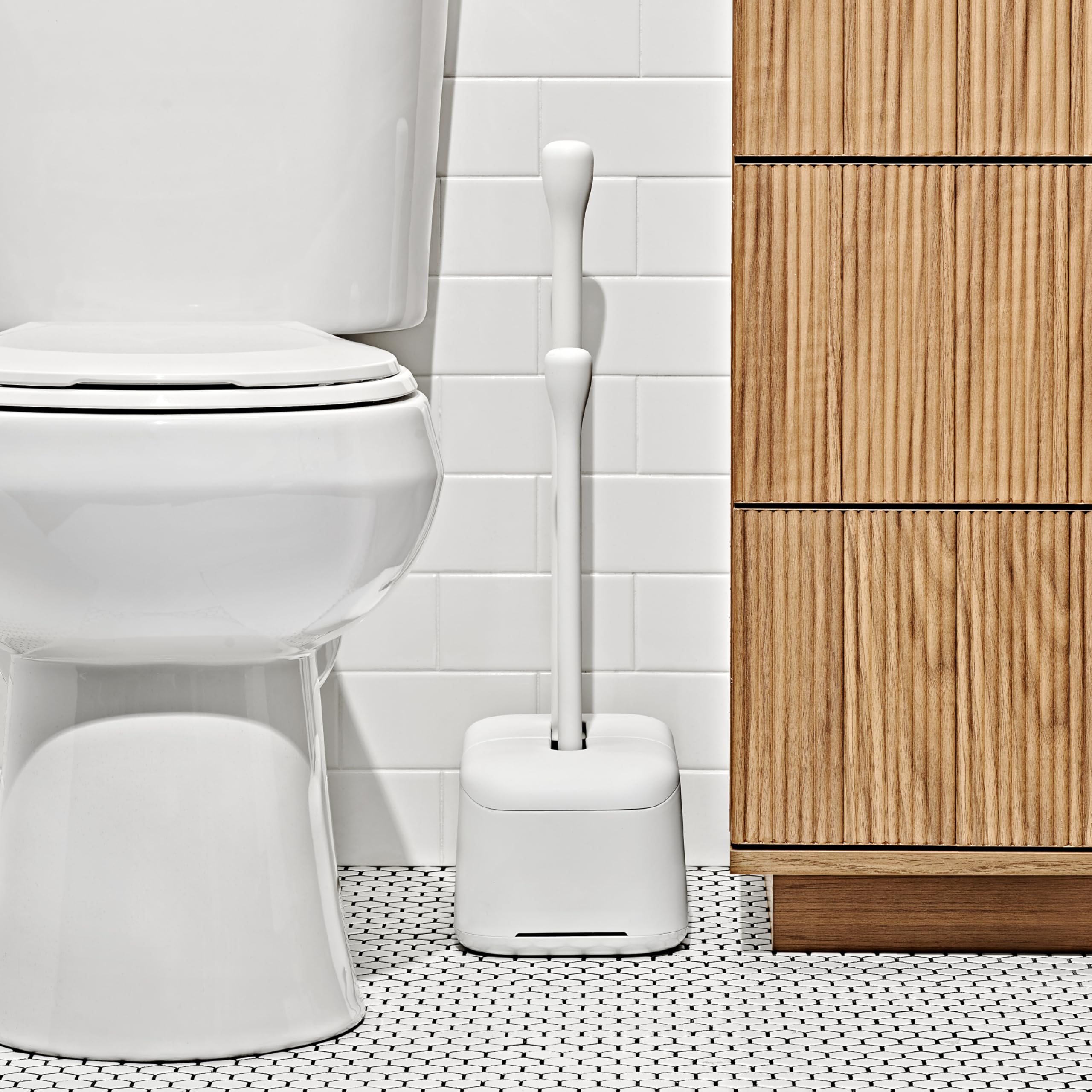 OXO canister cerrado en baño pequeño, ahorro de espacio y estética