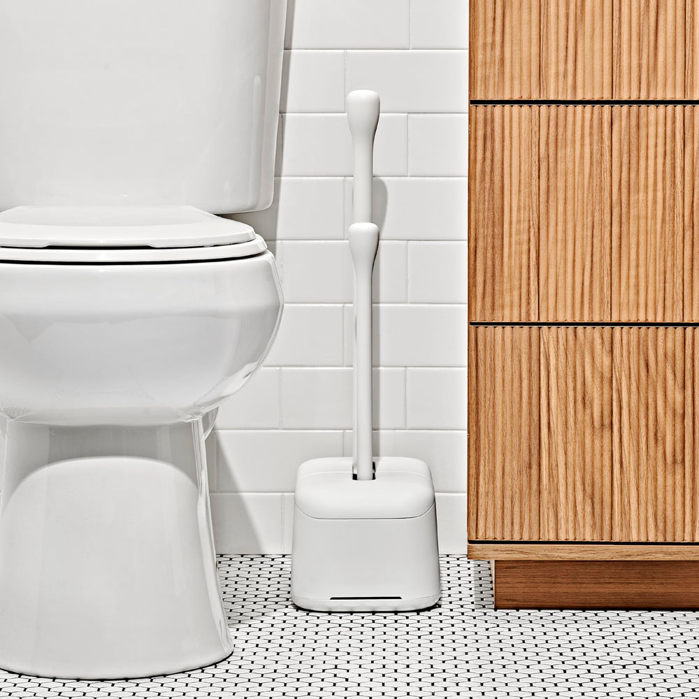 OXO canister cerrado en baño pequeño, ahorro de espacio y estética