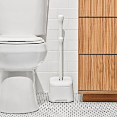 OXO canister cerrado en baño pequeño, ahorro de espacio y estética