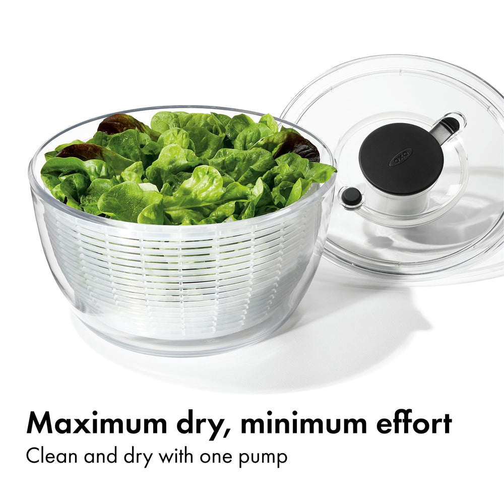 OXO cesto interior en primer plano que escurre agua eficientemente