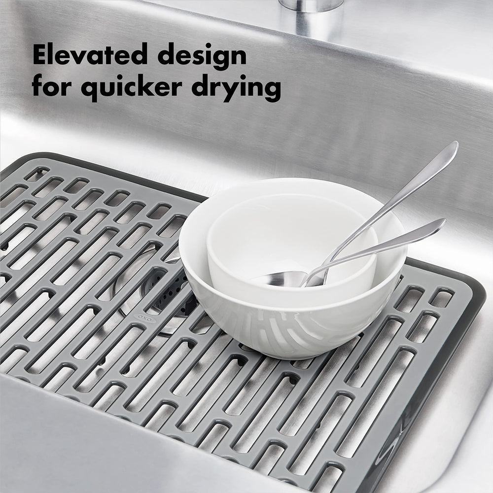 OXO primer plano de pies elevadores que facilitan drenaje y aireación