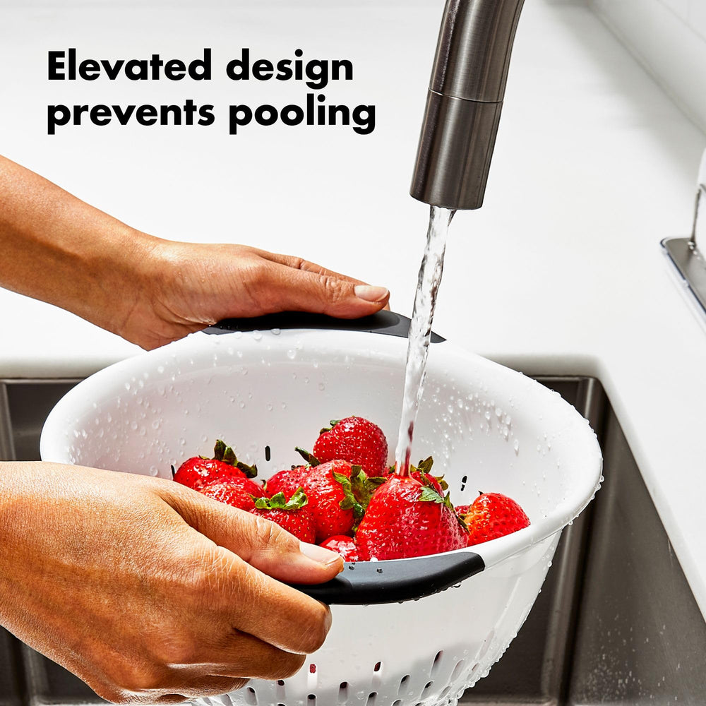 OXO colador junto a utensilios para comparar tamaño y capacidad práctica