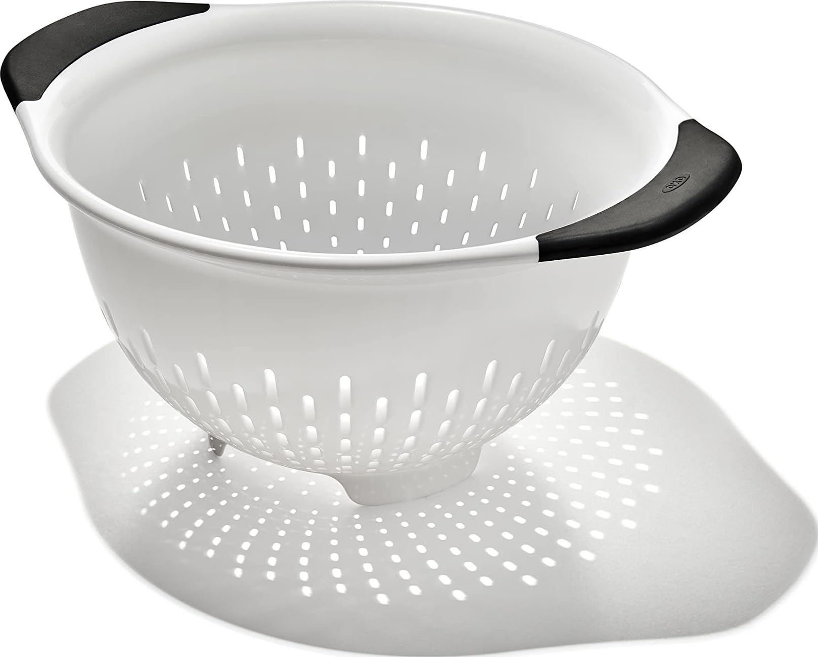 OXO colador frontal blanco mostrando forma y capacidad, ideal para escurrir rápido