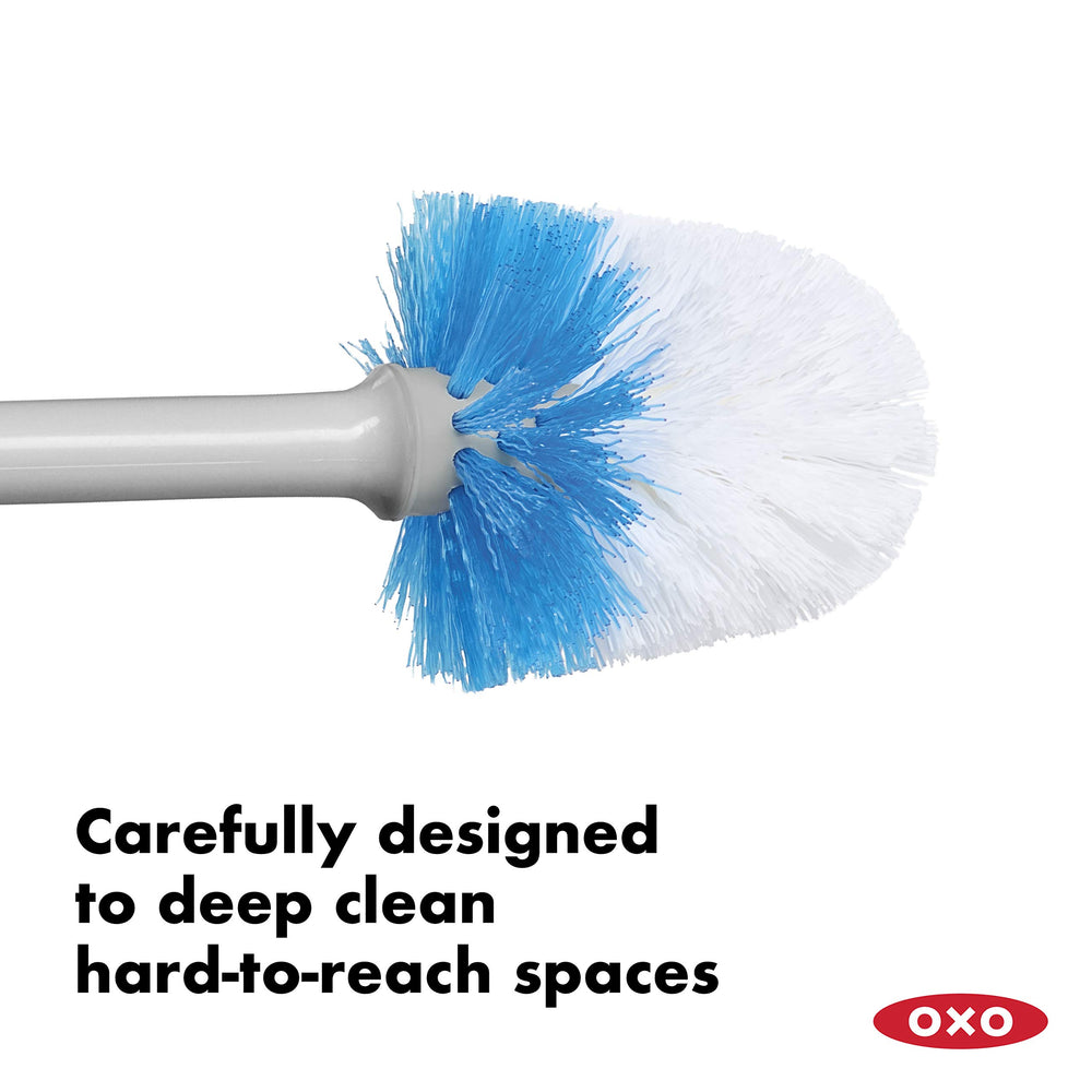 OXO comparación de tamaño junto a un retrete para visualizar escala compacta