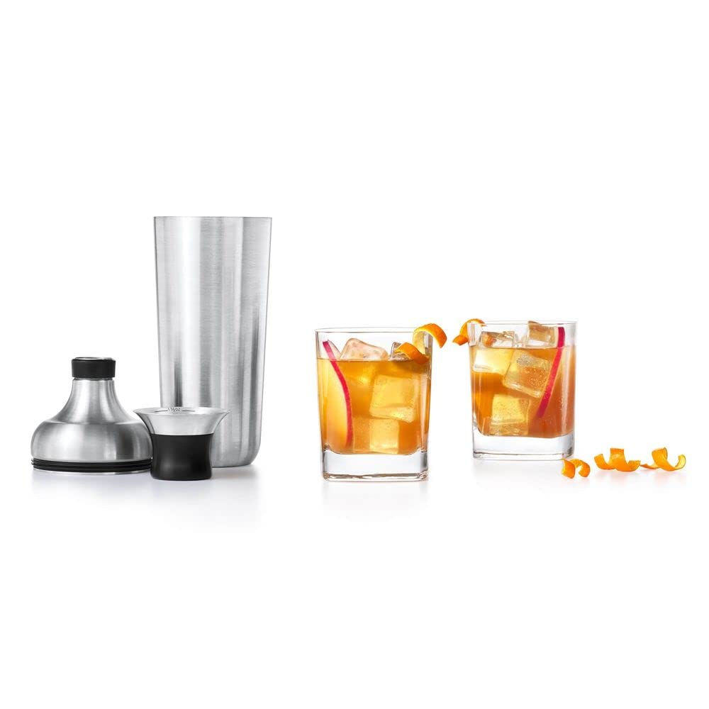 OXO coctelera junto a un vaso para comparar tamaño y escala