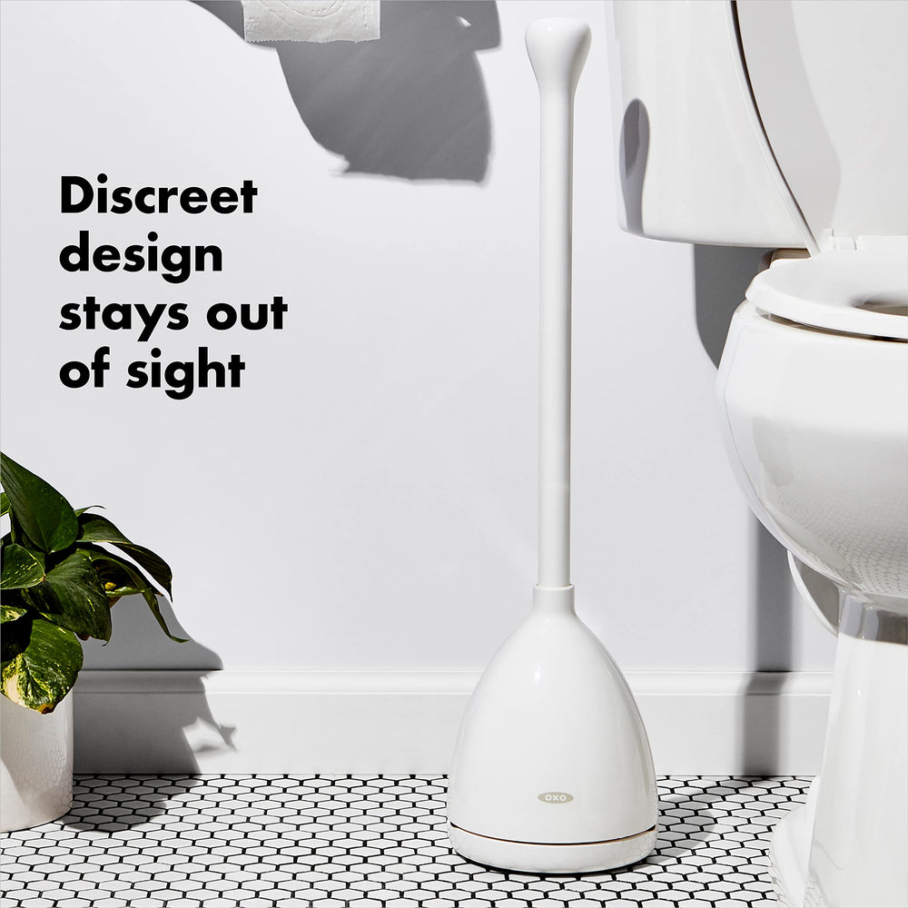 OXO desatascador junto a inodoro para visualizar tamaño y ajuste práctico