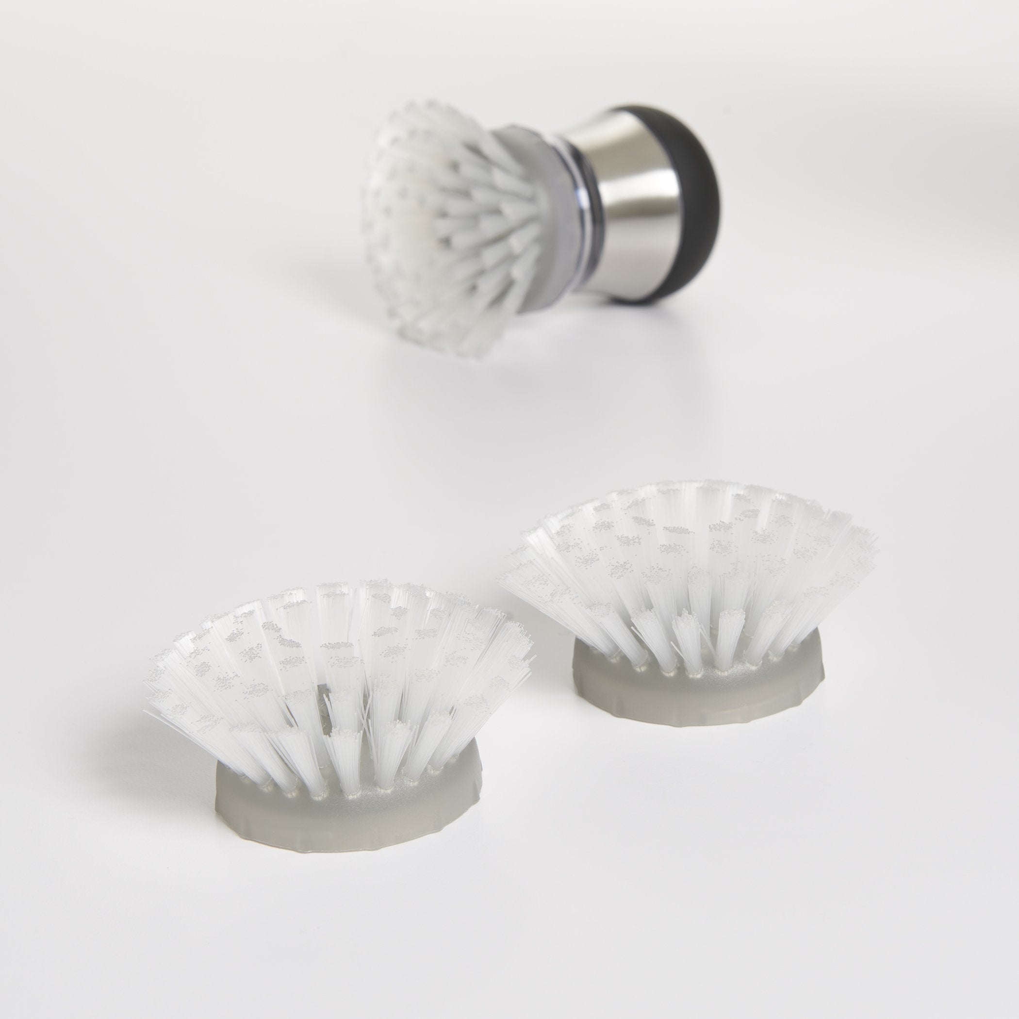 OXO detalle de cerdas de nailon resistentes, limpieza eficaz sin rayar