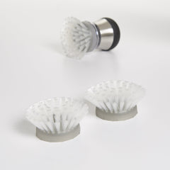 OXO detalle de cerdas de nailon resistentes, limpieza eficaz sin rayar