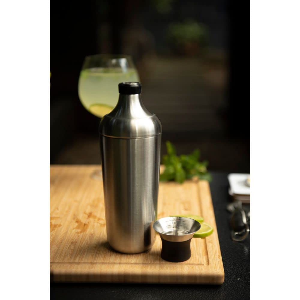 OXO coctelera en mesa de bar, ideal para preparar bebidas en eventos