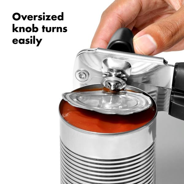 OXO abrelatas en uso abriendo una lata con estabilidad y control
