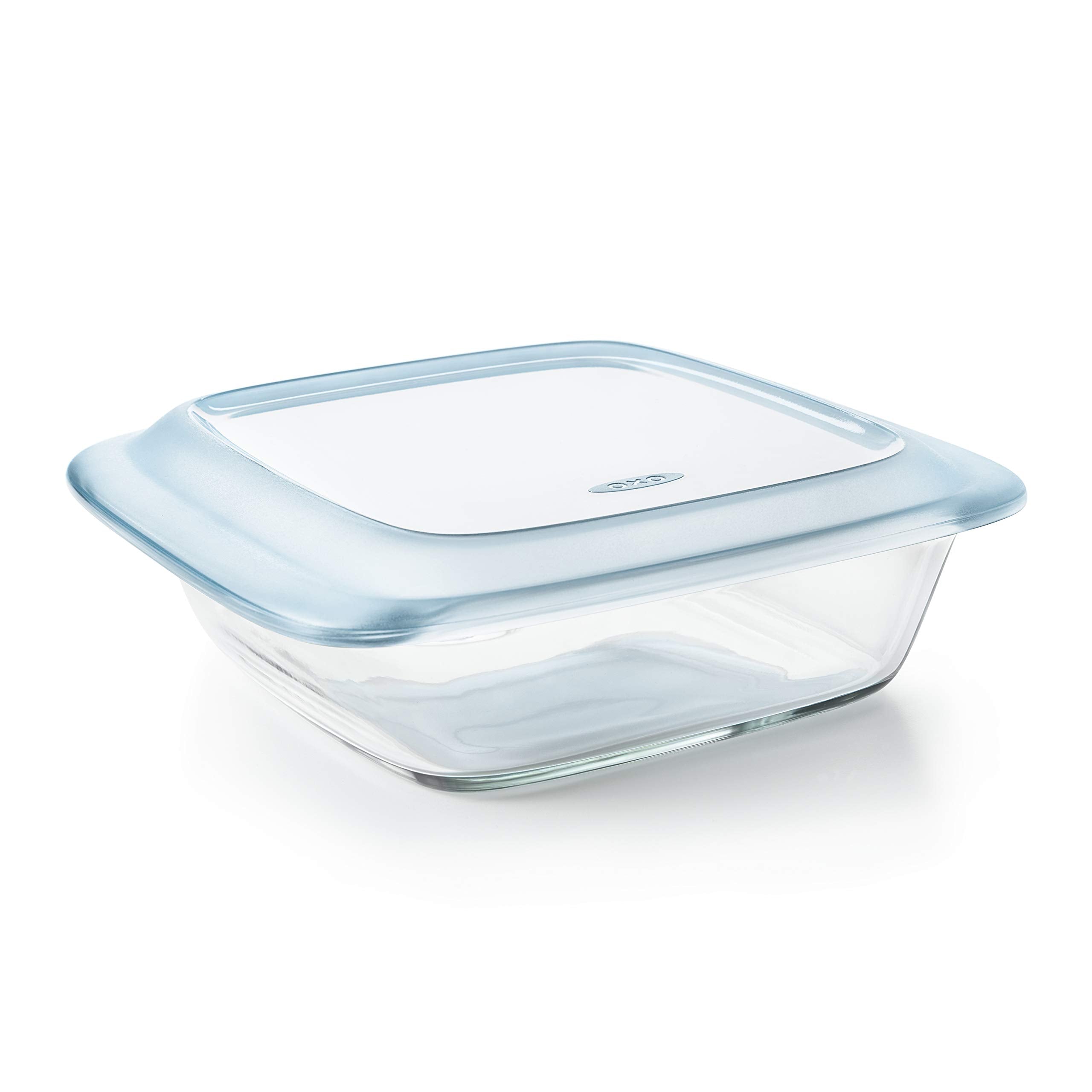 OXO escena de cocina con fuente servida lista para presentar en mesa