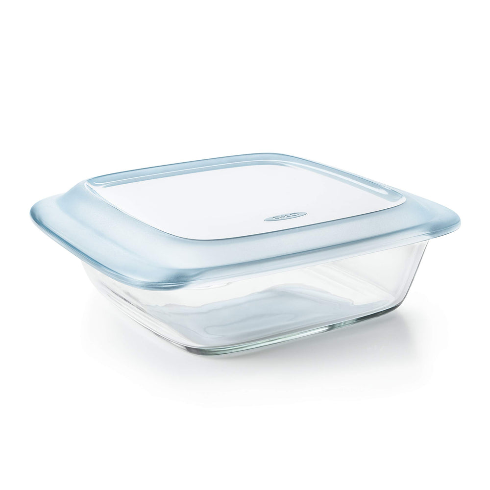OXO escena de cocina con fuente servida lista para presentar en mesa