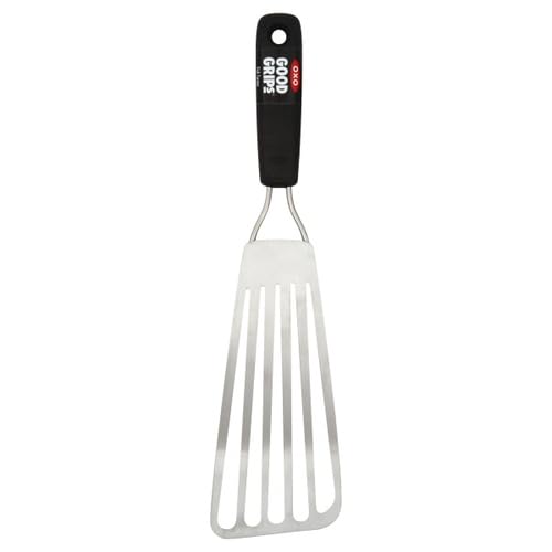 OXO espátula volteando filete en sartén, evita que se rompa