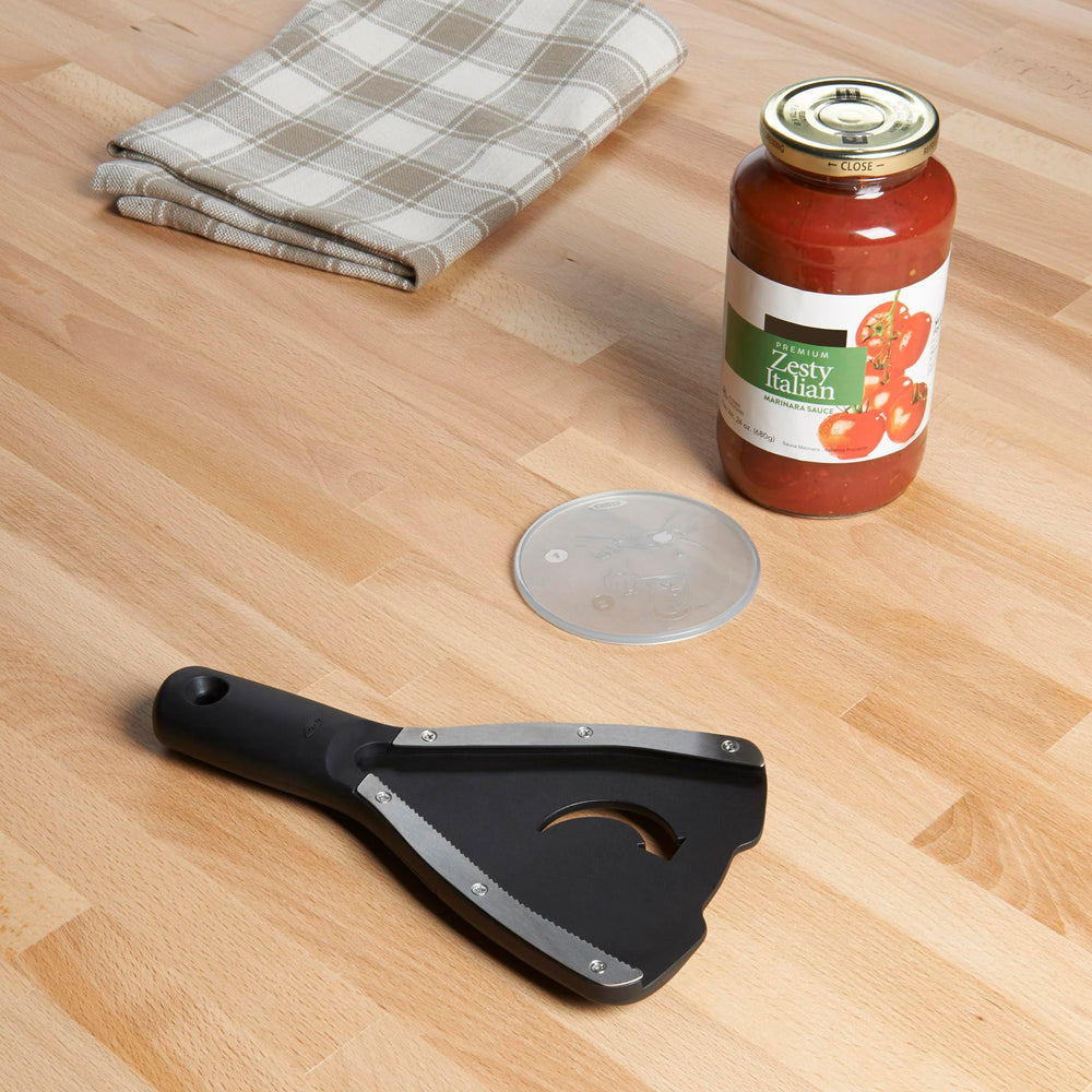 OXO Good Grips junto a utensilios para comparar tamaño y facilidad
