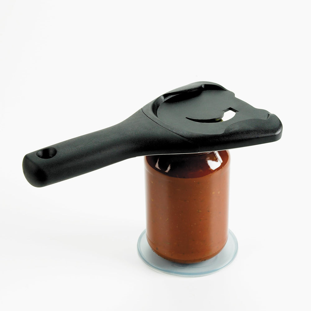 OXO Good Grips en uso abriendo una tapa con menos esfuerzo y control