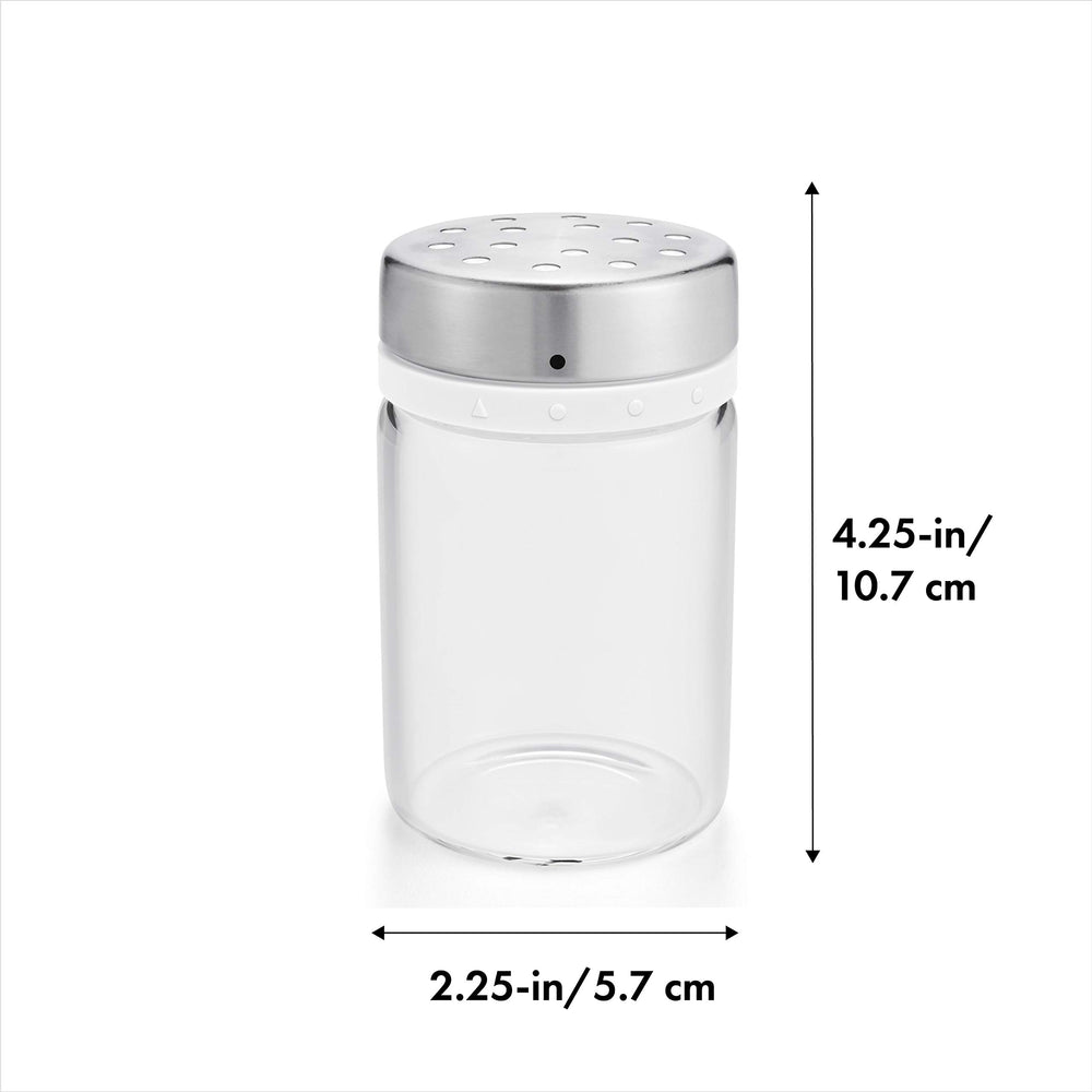 OXO Good Grips esparciendo azúcar glas sobre panqueques, acabado limpio