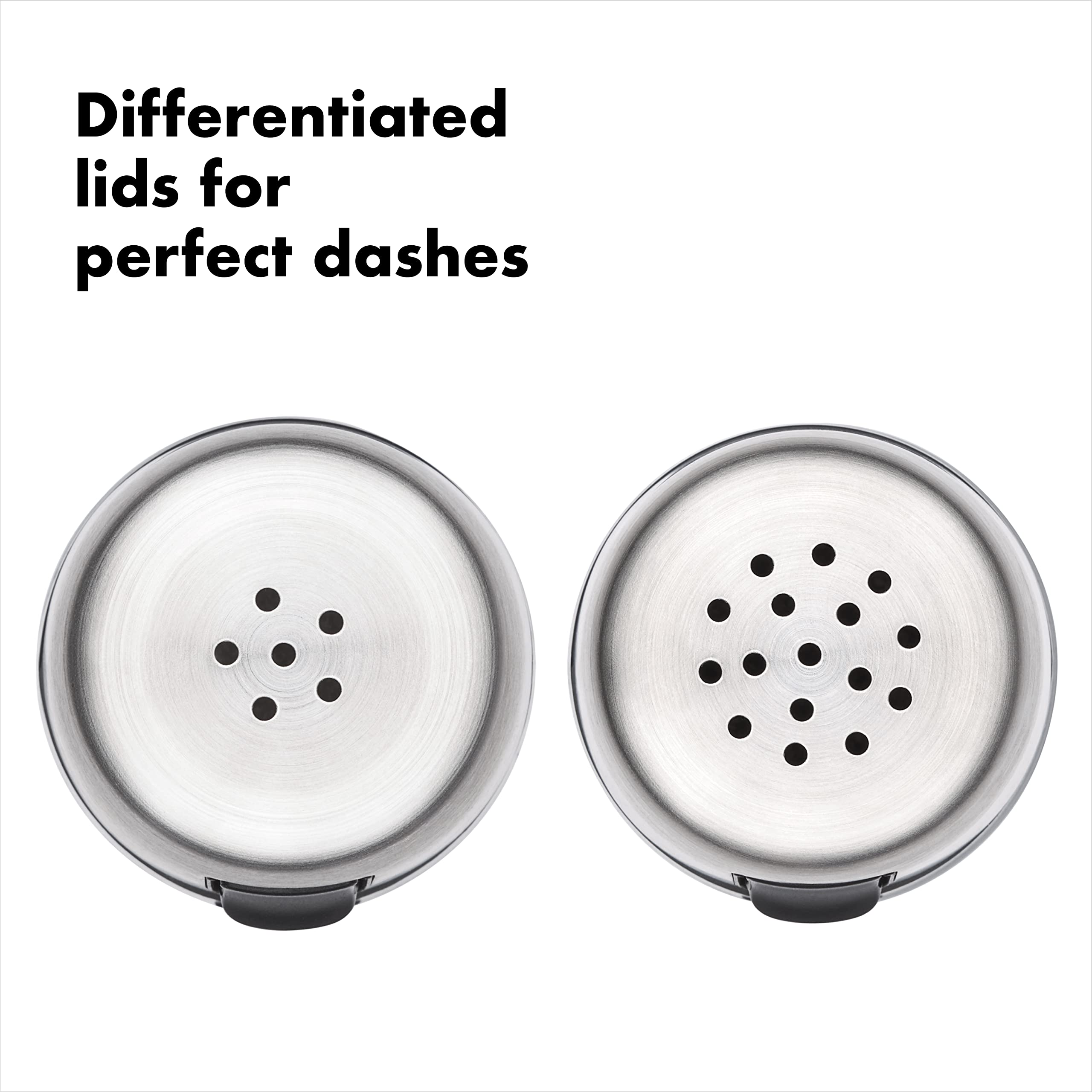 OXO Good Grips boquilla lateral en acción vertiendo condimento sin derrames