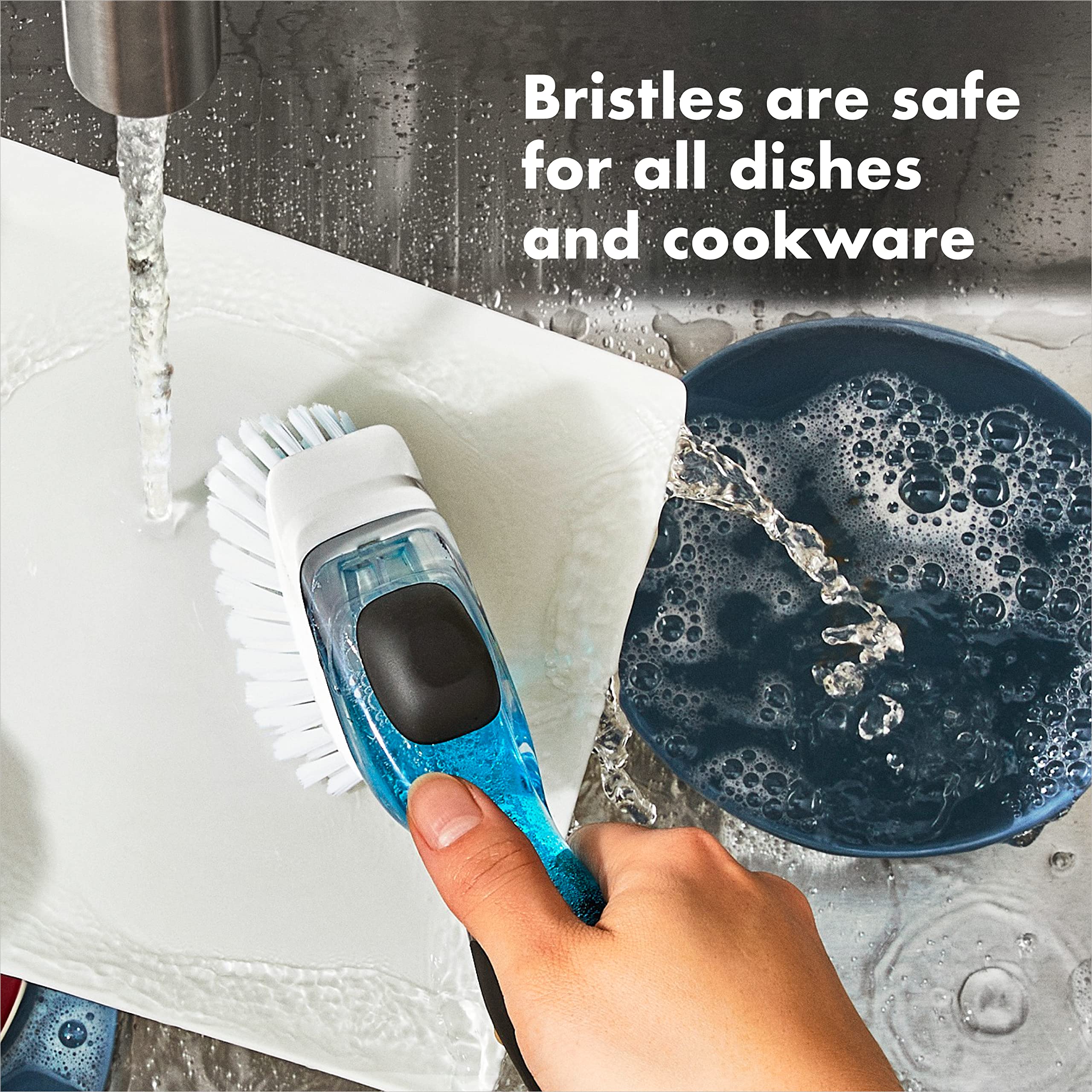 OXO Good Grips detalle de cerdas y rascador para eliminar comida pegada