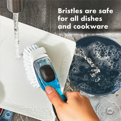 OXO Good Grips detalle de cerdas y rascador para eliminar comida pegada