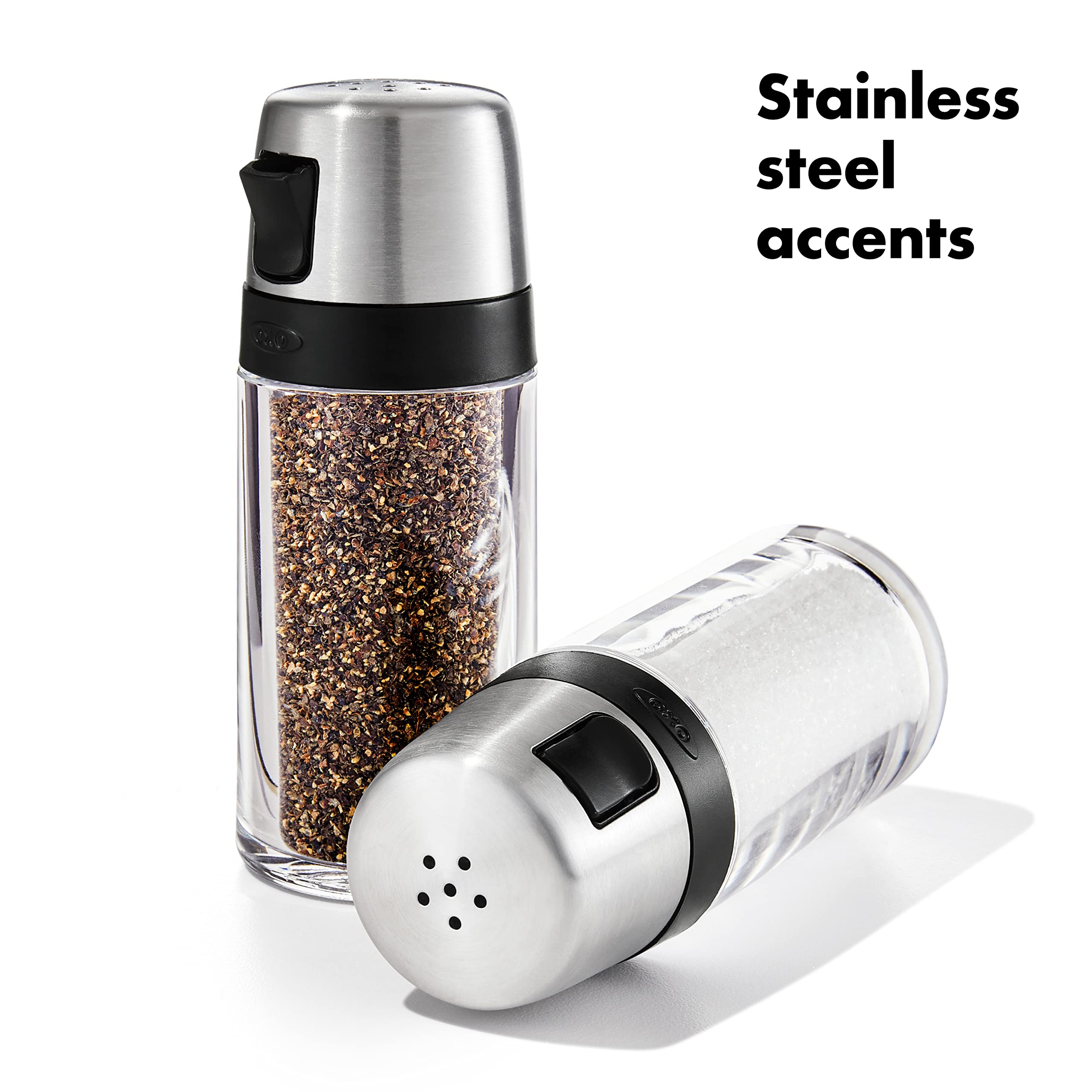 OXO Good Grips junto a una cuchara para comparar tamaño y capacidad