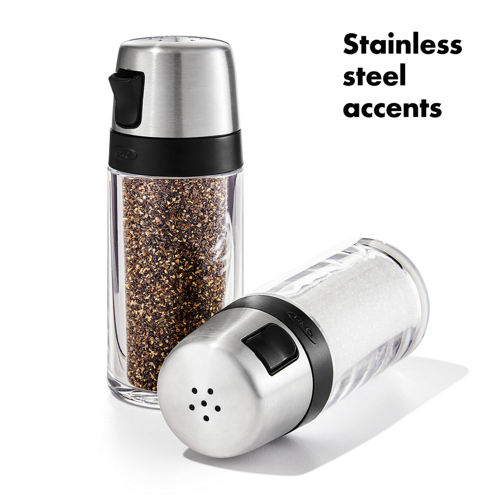 OXO Good Grips junto a una cuchara para comparar tamaño y capacidad