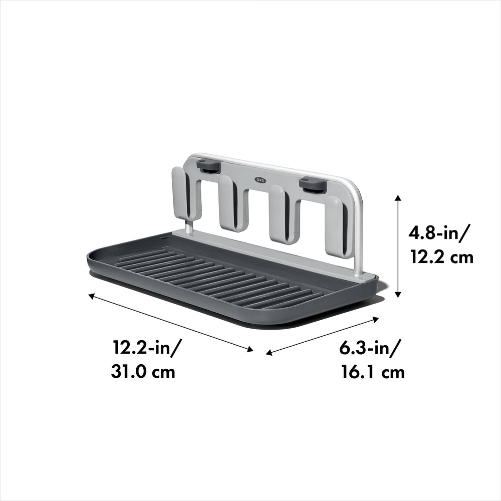 OXO Good Grips escurridor en uso con botellas, tapas y pajillas secas rápidamente