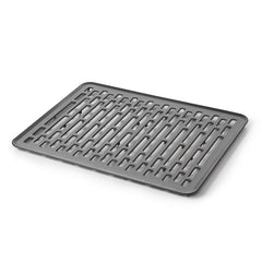 OXO Good Grips tapete en uso con platos y vasos para evitar roturas