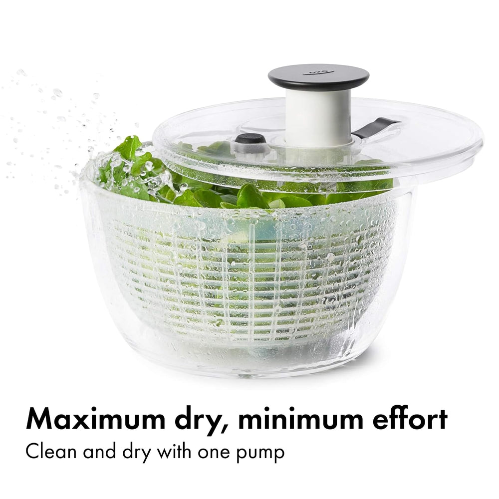 OXO Good Grips en uso lavando y secando hierbas, cuida ingredientes delicados