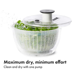OXO Good Grips en uso lavando y secando hierbas, cuida ingredientes delicados