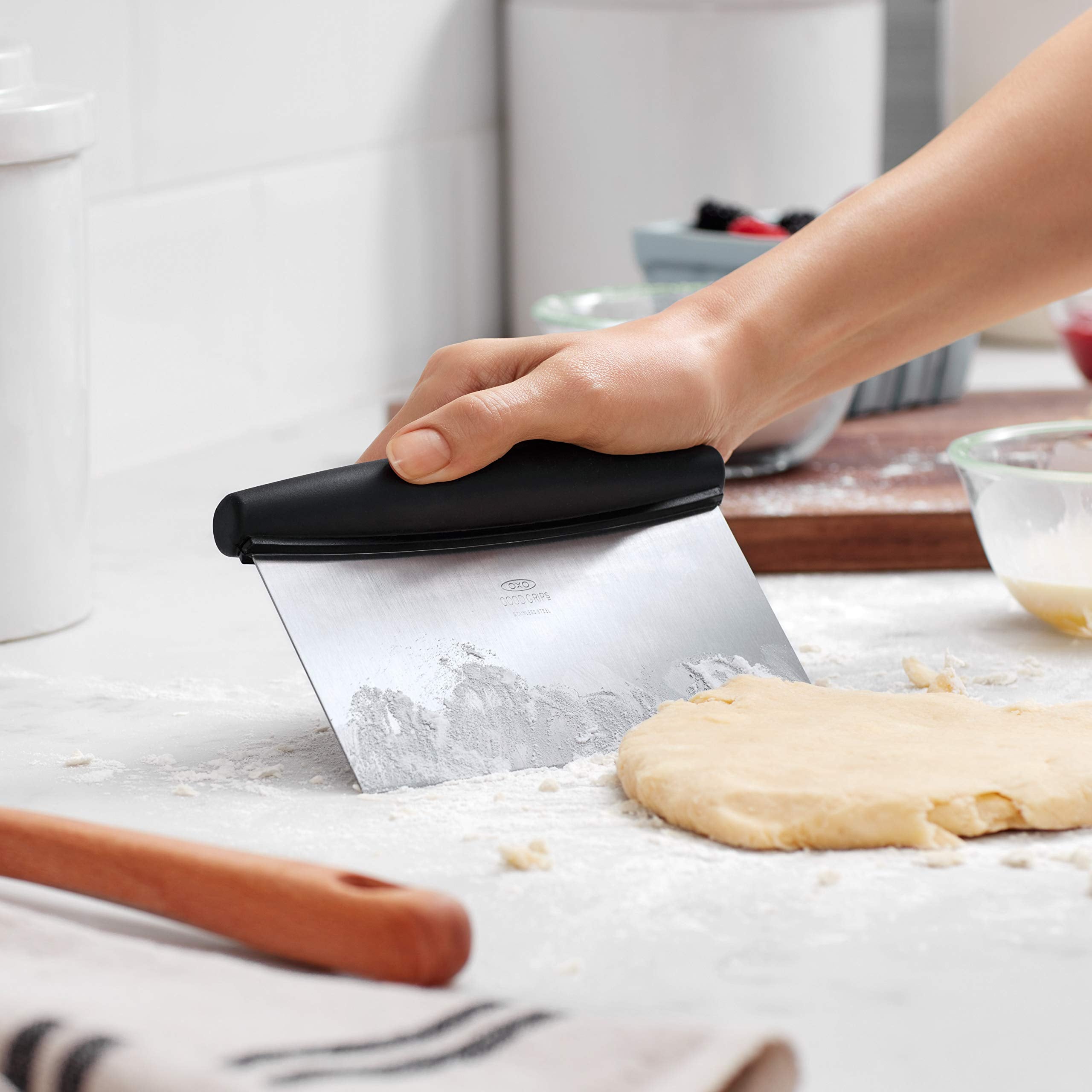 OXO rasqueta en entorno de cocina mostrando uso y estilo práctico