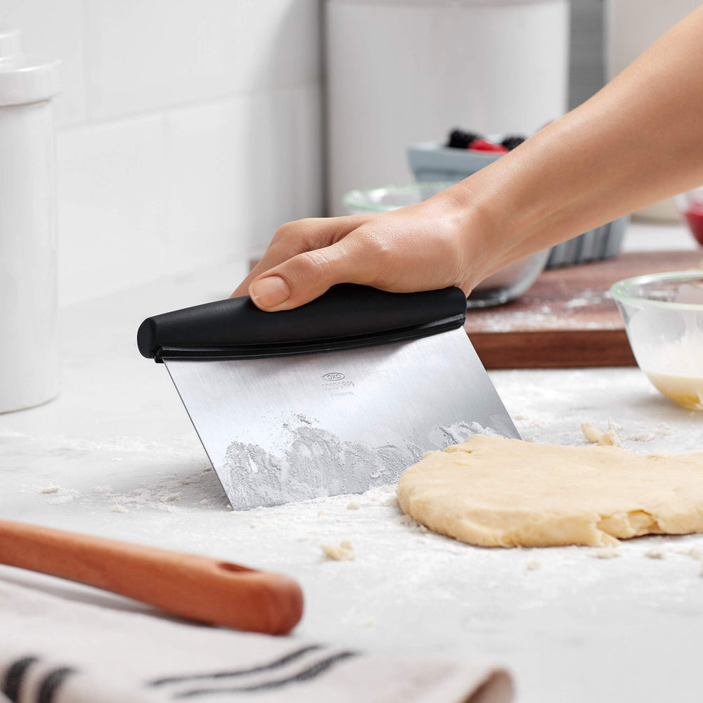 OXO rasqueta en entorno de cocina mostrando uso y estilo práctico