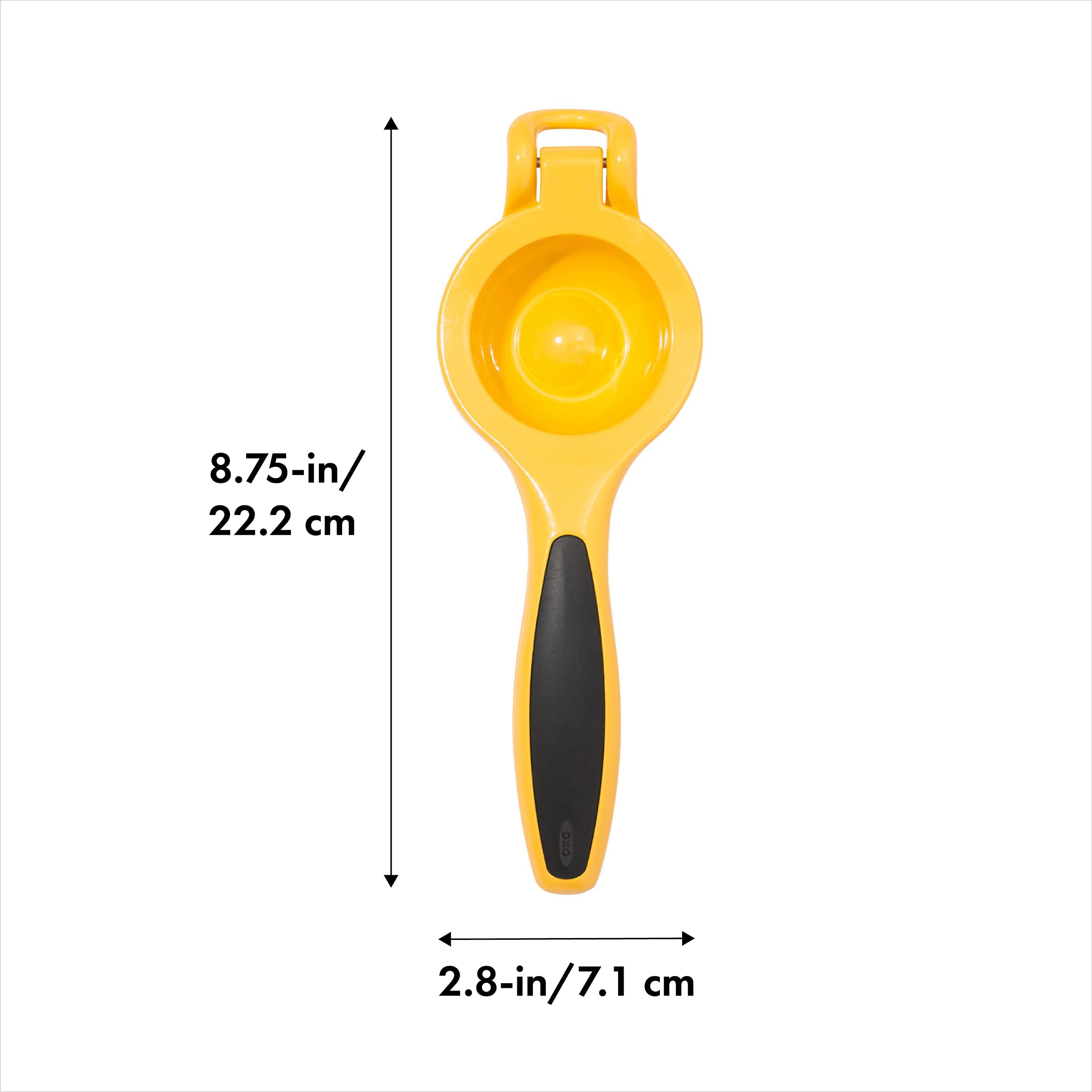OXO Good Grips en manos exprimiendo limón con agarre cómodo