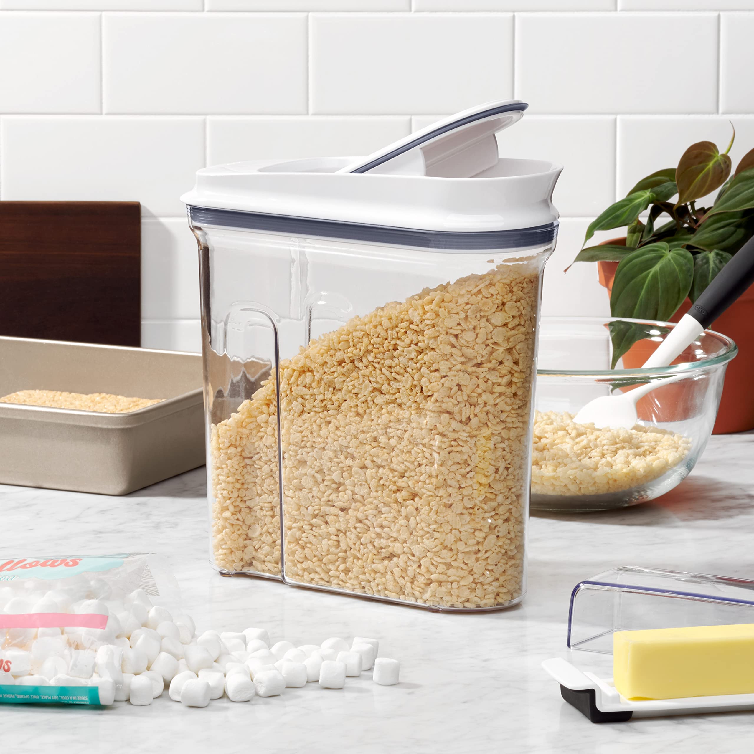 OXO Good Grips comparación de tamaño junto a una caja de cereales mostrando capacidad