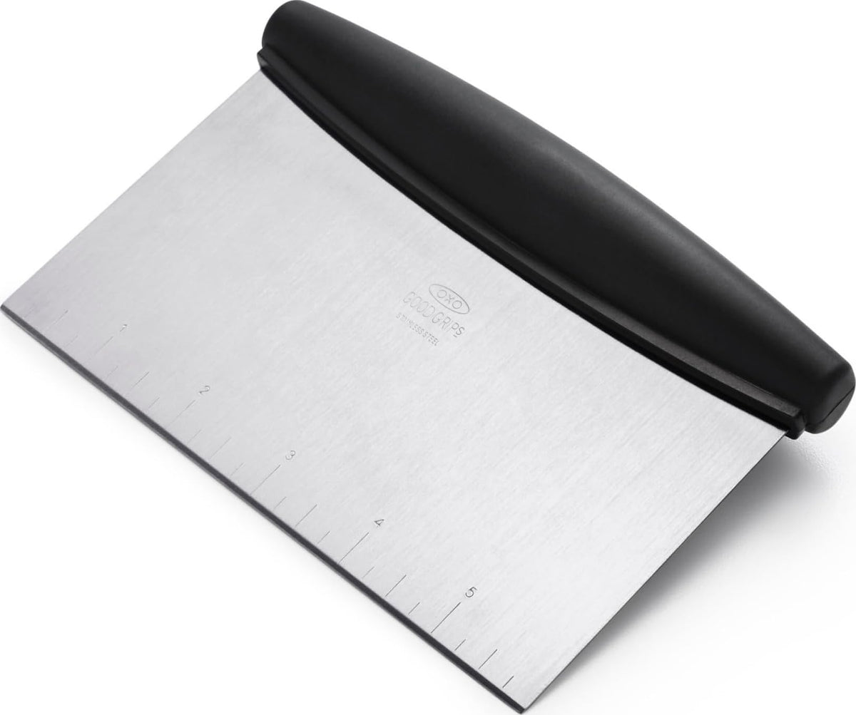 OXO rasqueta frontal mostrando forma y ancho para cortes precisos