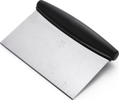OXO rasqueta frontal mostrando forma y ancho para cortes precisos