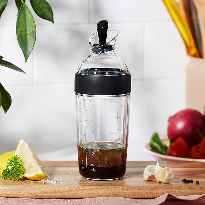 OXO Good Grips junto a una taza para comparar tamaño y capacidad compacta