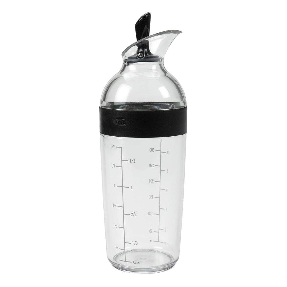 OXO Good Grips vista frontal del shaker con marcas de medición, precisión rápida