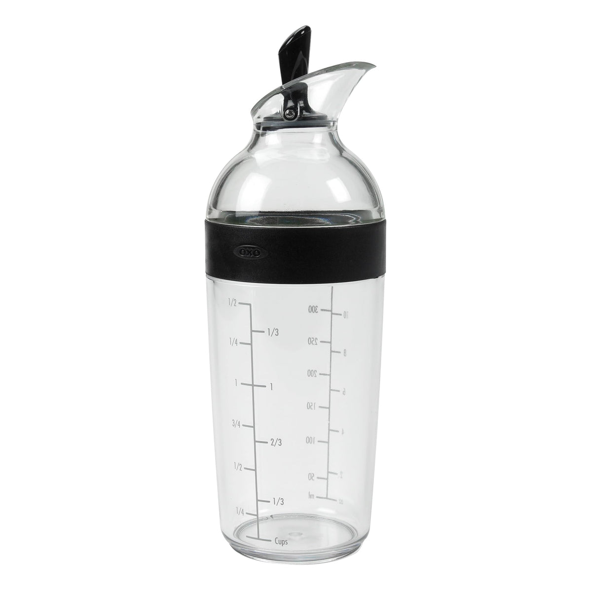 OXO Good Grips vista frontal del shaker con marcas de medición, precisión rápida