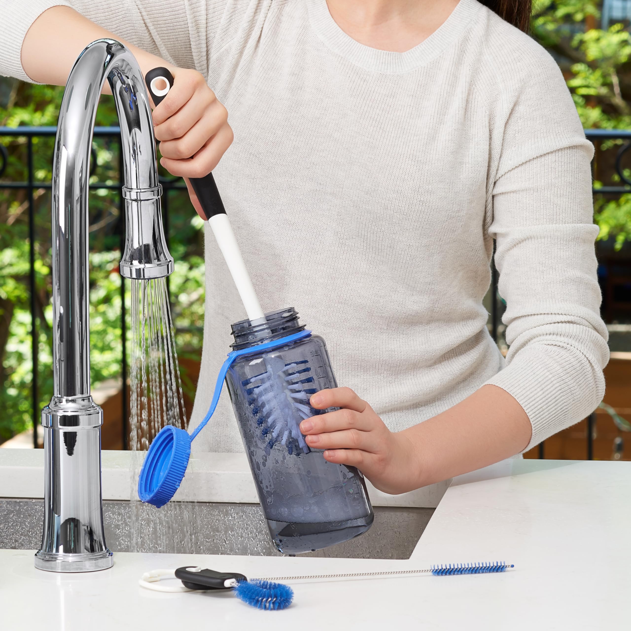 OXO Good Grips limpiando una pajilla deportiva, demuestra compatibilidad y precisión