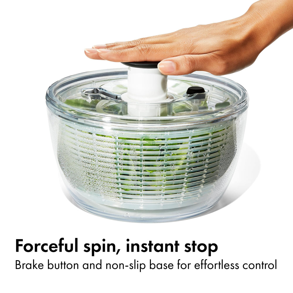 OXO Good Grips hojas verdes escurridas en el bol listo para guardar